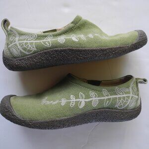 Keen green leaf print slip on moccasin shoes size 7 VGUC